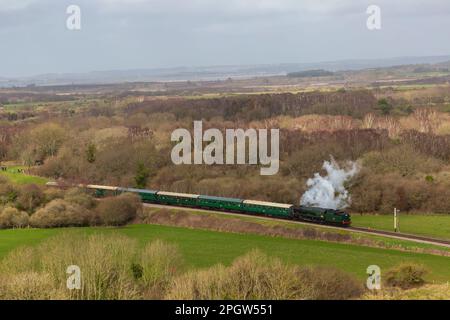 Corfe Castle Dorset, Royaume-Uni. 24th mars 2023. La locomotive à vapeur Eddystone 34028, classe pacifique légère construite en 1946, traverse le château de Corfe par une journée très venteuse à intervalles ensoleillés, dans le cadre du gala de la vapeur printanière du Swanage Railway qui a lieu du 24 au 26th mars. Crédit : Carolyn Jenkins/Alay Live News Banque D'Images