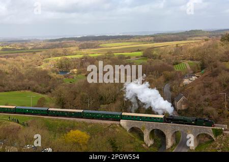 Corfe Castle Dorset, Royaume-Uni. 24th mars 2023. La locomotive à vapeur Eddystone 34028, classe pacifique légère construite en 1946, traverse le château de Corfe par une journée très venteuse à intervalles ensoleillés, dans le cadre du gala de la vapeur printanière du Swanage Railway qui a lieu du 24 au 26th mars. Crédit : Carolyn Jenkins/Alay Live News Banque D'Images