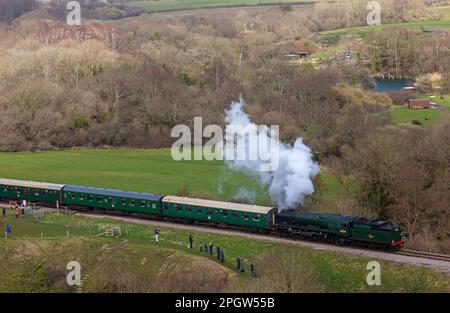 Corfe Castle Dorset, Royaume-Uni. 24th mars 2023. La locomotive à vapeur Eddystone 34028, classe pacifique légère construite en 1946, traverse le château de Corfe par une journée très venteuse à intervalles ensoleillés, dans le cadre du gala de la vapeur printanière du Swanage Railway qui a lieu du 24 au 26th mars. Crédit : Carolyn Jenkins/Alay Live News Banque D'Images