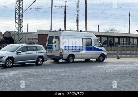 Guben, Allemagne. 24th mars 2023. Un véhicule du service d'enquête criminelle se trouve à la gare de Guben. Un homme de 37 ans a menacé vendredi après-midi des passagers dans un train régional reliant Cottbus à Francfort (Oder) et blessé un adolescent à la hache. Cela a été rapporté par un porte-parole de la Direction de la police du Sud. La police a arrêté le train à la gare de Guben (district de Spree-Neisse) et arrêté le suspect, citoyen polonais, a-t-il déclaré. Crédit : Ute Richter/dpa/Alamy Live News Banque D'Images