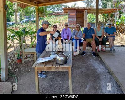 Naranjo, Costa Rica - Un guide utilise un chorreador pour préparer du café à la ferme et à l'usine de traitement de café d'Espirituu Santo. Banque D'Images