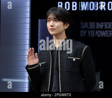 Séoul, Corée du Sud. 24th mars 2023. Américain - le chanteur sud-coréen Joshua Hong, membre du Boy Band Seventeen, assiste à la photo pour l'événement d'ouverture de magasin pop-up 'Bobby Brown' à Séoul, en Corée du Sud sur 24 mars 2023. (Photo de Lee Young-ho/Sipa USA) crédit: SIPA USA/Alay Live News Banque D'Images