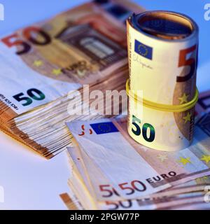 Concept de nombreux euros : pile de billets laminés de 50 euros sur fond blanc, pile de billets de 50 euros sur fond commercial Banque D'Images