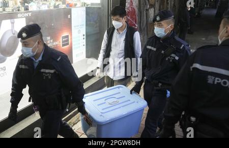 Les officiers du Département de la sécurité nationale et des douanes ont fouillé une foire du nouvel an lunaire à Ginza Plaza à Mong Kok. Des policiers ont arrêté six suspects pour avoir été accusés de sédition pour avoir produit et vendu un livre avec une couverture montrant des affrontements pendant la saga du projet de loi sur l'extradition. 17JAN23 SCMP / Sam Tsang Banque D'Images