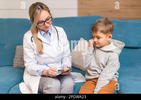Le pédiatre examine un enfant malade. Garçon malade à la clinique. Traitement du virus à domicile par les enfants. Banque D'Images