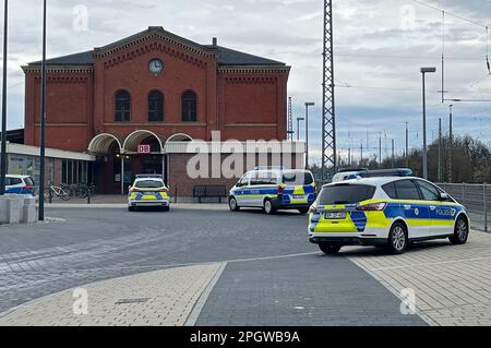 Guben, Allemagne. 24th mars 2023. Les véhicules de police sont garés devant la gare de Guben. Un homme de 37 ans a menacé vendredi après-midi des passagers dans un train régional reliant Cottbus à Francfort (Oder) et blessé un adolescent à la hache. Cela a été rapporté par un porte-parole de la Direction de la police du Sud. La police a arrêté le train à la gare de Guben (district de Spree-Neisse) et arrêté le suspect, citoyen polonais, a-t-il déclaré. Crédit : Ute Richter/dpa/Alamy Live News Banque D'Images