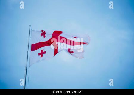 Tbilissi, Georgi. 24th mars 2023. Le drapeau national de la Géorgie agite dans le vent. Tbilissi, 03/24/2023 crédit: dpa/Alay Live News Banque D'Images