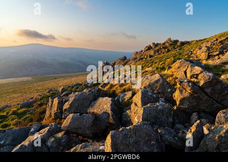 Angleterre, parc national de Northumberland, Harthope Valley. Coucher de soleil à Langlee Crags situé au-dessus de la vallée de Harthope. Banque D'Images