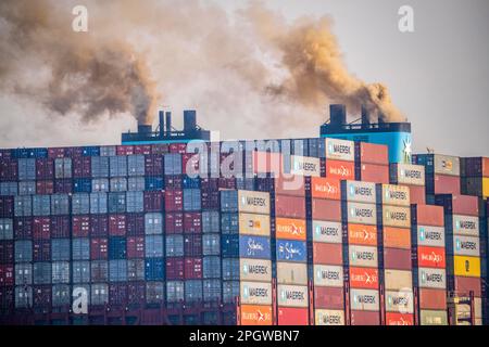 Conteneur cargo Madison Maersk, piles diesel du navire fumeur, Maasvlakte 2, Rotterdam, pays-Bas, Banque D'Images