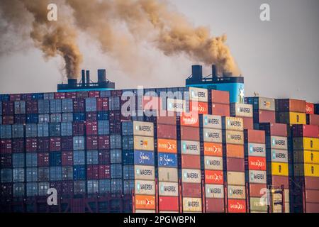 Conteneur cargo Madison Maersk, piles diesel du navire fumeur, Maasvlakte 2, Rotterdam, pays-Bas, Banque D'Images