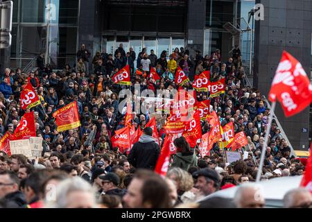 Paris, France. 23rd mars 2023. Des foules de manifestants défilent avec des drapeaux pendant les affrontements. Le neuvième jour de grève contre la nouvelle réforme des retraites du gouvernement Macron a été marqué par de nombreux affrontements entre la police et les manifestants. Après que Elisabeth borne (Premier ministre de France) eut invoqué l'article 49,3 de la Constitution française pour forcer la nouvelle loi, des milliers de personnes ont repris les rues de Paris lors d'une manifestation qui a commencé sur la place de la Bastille. Crédit : SOPA Images Limited/Alamy Live News Banque D'Images