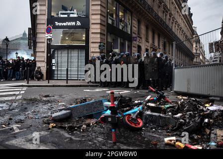 Paris, France. 23rd mars 2023. Un groupe de gendarmerie française ferme la voie aux manifestants à Paris lors d'une grève générale au sujet de l'augmentation de l'âge de la retraite. Le neuvième jour de grève contre la nouvelle réforme des retraites du gouvernement Macron a été marqué par de nombreux affrontements entre la police et les manifestants. Après que Elisabeth borne (Premier ministre de France) eut invoqué l'article 49,3 de la Constitution française pour forcer la nouvelle loi, des milliers de personnes ont repris les rues de Paris lors d'une manifestation qui a commencé sur la place de la Bastille. Crédit : SOPA Images Limited/Alamy Live News Banque D'Images