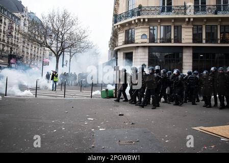 Paris, France. 23rd mars 2023. Un groupe de gendarmerie française ferme la voie aux manifestants à Paris lors d'une grève générale au sujet de l'augmentation de l'âge de la retraite. Le neuvième jour de grève contre la nouvelle réforme des retraites du gouvernement Macron a été marqué par de nombreux affrontements entre la police et les manifestants. Après que Elisabeth borne (Premier ministre de France) eut invoqué l'article 49,3 de la Constitution française pour forcer la nouvelle loi, des milliers de personnes ont repris les rues de Paris lors d'une manifestation qui a commencé sur la place de la Bastille. Crédit : SOPA Images Limited/Alamy Live News Banque D'Images