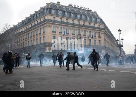 Un groupe de gendarmerie se précipitant au cœur de Paris, tirant des grenades lacrymogènes pour dissuader les manifestants lors d'une grève générale à cause de l'augmentation de l'âge de la retraite. Le neuvième jour de grève contre la nouvelle réforme des retraites du gouvernement Macron a été marqué par de nombreux affrontements entre la police et les manifestants. Après que Elisabeth borne (Premier ministre de France) eut invoqué l'article 49,3 de la Constitution française pour forcer la nouvelle loi, des milliers de personnes ont repris les rues de Paris lors d'une manifestation qui a commencé sur la place de la Bastille. Banque D'Images