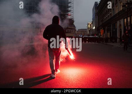 Un homme qui a une torchère de fumée affronte la Gendarmerie française lors d'une grève générale à cause de l'augmentation de l'âge de la retraite. Le neuvième jour de grève contre la nouvelle réforme des retraites du gouvernement Macron a été marqué par de nombreux affrontements entre la police et les manifestants. Après que Elisabeth borne (Premier ministre de France) eut invoqué l'article 49,3 de la Constitution française pour forcer la nouvelle loi, des milliers de personnes ont repris les rues de Paris lors d'une manifestation qui a commencé sur la place de la Bastille. (Photo de Ximena Borrazas/SOPA Images/Sipa USA) Banque D'Images