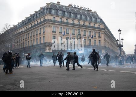 Un groupe de gendarmerie se précipitant au cœur de Paris, tirant des grenades lacrymogènes pour dissuader les manifestants lors d'une grève générale à cause de l'augmentation de l'âge de la retraite. Le neuvième jour de grève contre la nouvelle réforme des retraites du gouvernement Macron a été marqué par de nombreux affrontements entre la police et les manifestants. Après que Elisabeth borne (Premier ministre de France) eut invoqué l'article 49,3 de la Constitution française pour forcer la nouvelle loi, des milliers de personnes ont repris les rues de Paris lors d'une manifestation qui a commencé sur la place de la Bastille. (Photo de Ximena Borrazas/SOPA Images/Sipa USA) Banque D'Images