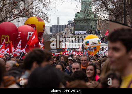 Paris, France. 23rd mars 2023. Des foules de manifestants défilent avec des drapeaux pendant les affrontements. Le neuvième jour de grève contre la nouvelle réforme des retraites du gouvernement Macron a été marqué par de nombreux affrontements entre la police et les manifestants. Après que Elisabeth borne (Premier ministre de France) eut invoqué l'article 49,3 de la Constitution française pour forcer la nouvelle loi, des milliers de personnes ont repris les rues de Paris lors d'une manifestation qui a commencé sur la place de la Bastille. (Photo par Telmo Pinto/SOPA Images/Sipa USA) crédit: SIPA USA/Alay Live News Banque D'Images