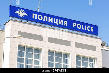 Samara, Russie - 26 juin 2022: Panneau 'police' sur le bâtiment du département de police Banque D'Images