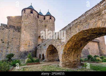 Vue panoramique de la ville médiévale de Carcassonne en France contre le ciel d'été Banque D'Images