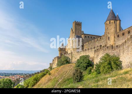 Vue panoramique de la ville médiévale de Carcassonne en France contre le ciel d'été Banque D'Images