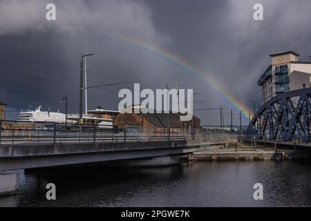 Edinburgh, Royaume-Uni. 24 mars, 2023 photo : des arcs-en-ciel planent au-dessus du port de Leith car le temps change est vu à Édimbourg, sur les quais de Leith. Crédit : Rich Dyson/Alay Live News Banque D'Images