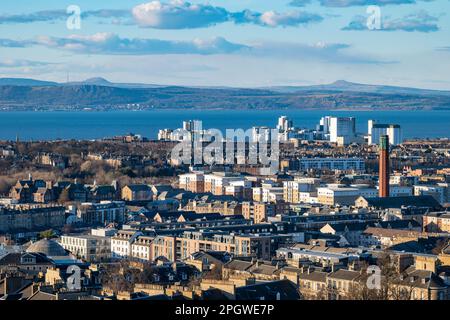 Vue depuis Calton Hill jusqu'aux appartements Platinum point, Fife et Firth of Forth, Édimbourg, Écosse, Royaume-Uni Banque D'Images