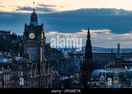 Vue sur le centre-ville au crépuscule avec tour d'horloge Balmoral et monument Scott, Édimbourg, Écosse, Royaume-Uni Banque D'Images