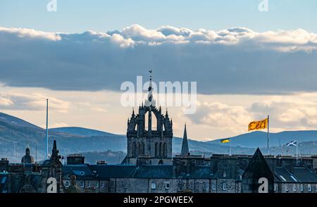 Vue sur la cathédrale St Giles et les collines à distance, Édimbourg, Écosse, Royaume-Uni Banque D'Images