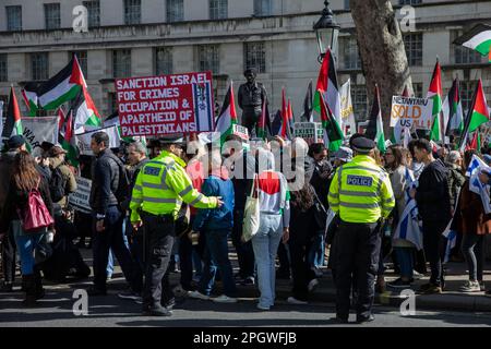 Londres, Royaume-Uni. 24th mars 2023. Des militants pro-palestiniens protestent contre la visite du Premier ministre israélien Benjamin Netanyahu dans Downing Street. La situation des droits de l'homme en Israël et dans les territoires palestiniens occupés s'est sérieusement détériorée depuis que le gouvernement israélien actuel de Benjamin Netanyahu a pris le pouvoir en décembre 2022. Crédit : Mark Kerrison/Alamy Live News Banque D'Images