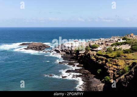 Petit village de Cruzinha sur la côte de l'océan atlantique ondulé sur la partie ouest de l'île de santo antao, cabo verde Banque D'Images