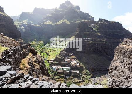 Spectaculaire village de Corvo avec des montagnes et des champs en terrasse autour d'elle dans une vallée verdoyante isolée et isolée de l'île de santo antao sur cabo verde Banque D'Images