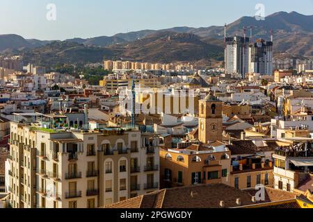 Vue sur les maisons, les appartements et les bâtiments de Malaga une grande ville dans la province de Malaga, Andalousie, sud de l'Espagne. Banque D'Images