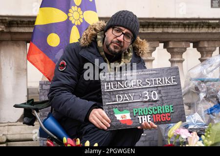 Londres, Royaume-Uni. 24 MARS 2023. Le journaliste et activiste des droits humains Vahid Beheshti, qui est le 30 jour de sa grève de la faim, est visité par Richard Ratcliffe. Vahid Beheshti mène actuellement une grève de la faim devant les bureaux des Affaires étrangères et du Commonwealth pour mettre en lumière les violations des droits de l'homme commises par l'IRGC (corps des Gardiens de la révolution islamique). Et appelant le gouvernement britannique à proscrire l'IRCG en tant qu'organisation terroriste. Aubrey Fagon/Alamy Live News Banque D'Images