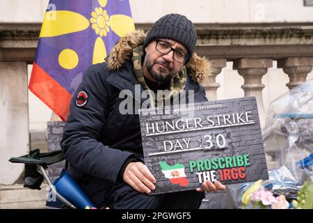 Londres, Royaume-Uni. 24 MARS 2023. Le journaliste et activiste des droits humains Vahid Beheshti, qui est le 30 jour de sa grève de la faim, est visité par Richard Ratcliffe. Vahid Beheshti mène actuellement une grève de la faim devant les bureaux des Affaires étrangères et du Commonwealth pour mettre en lumière les violations des droits de l'homme commises par l'IRGC (corps des Gardiens de la révolution islamique). Et appelant le gouvernement britannique à proscrire l'IRCG en tant qu'organisation terroriste. Aubrey Fagon/Alamy Live News Banque D'Images