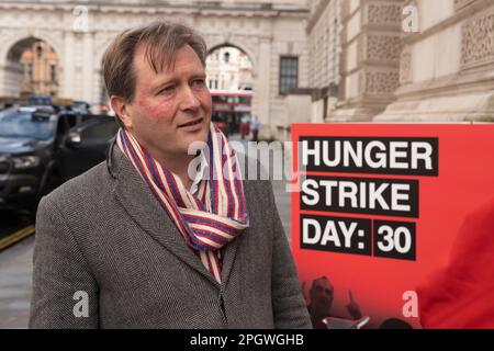 Londres, Royaume-Uni. 24 MARS 2023. Le journaliste et activiste des droits humains Vahid Beheshti, qui est le 30 jour de sa grève de la faim, est visité par Richard Ratcliffe. Vahid Beheshti mène actuellement une grève de la faim devant les bureaux des Affaires étrangères et du Commonwealth pour mettre en lumière les violations des droits de l'homme commises par l'IRGC (corps des Gardiens de la révolution islamique). Et appelant le gouvernement britannique à proscrire l'IRCG en tant qu'organisation terroriste. Aubrey Fagon/Alamy Live News Banque D'Images