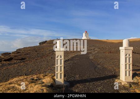 Phare de Dyrhólaey / Dyrhólaeyjarviti à Vík í Mýrdal en hiver, le long de la côte sud de l'Islande Banque D'Images