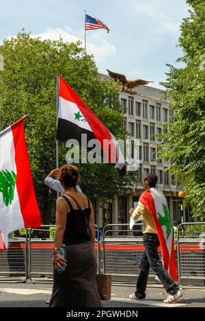 Les manifestants avec les drapeaux libanais défilent devant l'ambassade américaine avec le drapeau américain. Londres, Royaume-Uni. Guerre entre Israël et le Hezbollah, août 2006. Banque D'Images