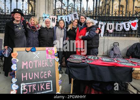 Londres, Royaume-Uni. 24th mars 2023. Un groupe de mères termine aujourd'hui leur grève de la faim. Ils sont en grève de la faim à Westminster depuis le Monther's Day (19th mars) depuis six jours jusqu'à aujourd'hui, en reconnaissance de toutes les mères au Royaume-Uni et dans le monde entier qui ne peuvent pas se permettre de nourrir leurs enfants. Ils protestent contre l'insécurité alimentaire et pour que des mesures soient prises d'urgence contre la malnutrition et la pauvreté alimentaire, et ont détaillé leurs demandes dans un « manifeste des autres ». Credit: Imagetraceur/Alamy Live News Banque D'Images