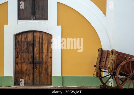 Chariot en bois et porte, Château de San Felipe del Morro, site historique national de San Juan, Vieux San Juan, Porto Rico Banque D'Images