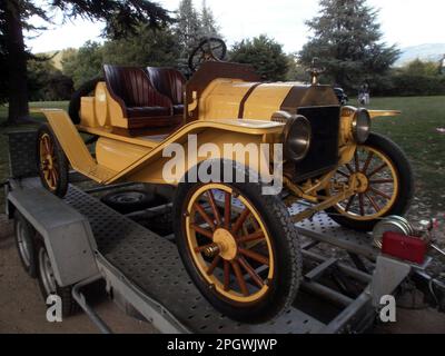 AIX-les-bains, France - 29 août 2010 : jaune 1914 Mitchell Speedster exposé dans un parc public. Banque D'Images