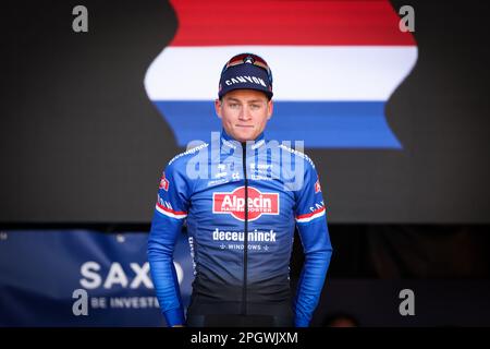 Hrelbeke, Belgique. 24th mars 2023. Néerlandais Mathieu van der Poel d'Alpecin-Deceuninck photographié sur le podium après la course cycliste d'une journée 'E3 Saxo Bank Classic', 204,1km de et à Hrelbeke, vendredi 24 mars 2023. BELGA PHOTO DAVID PINTENS crédit: Belga News Agency/Alay Live News Banque D'Images