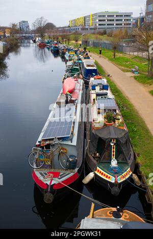 Des bateaux-canaux amarrés à Hackney Wick sur le canal Hertford Union Banque D'Images