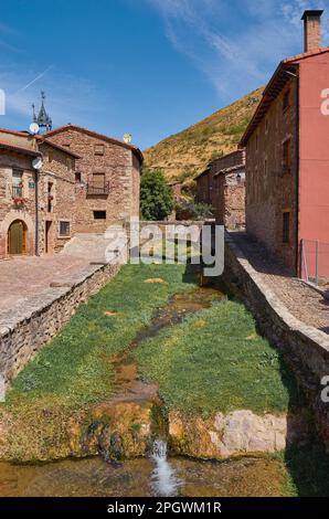 Ruisseau qui coule au milieu d'une vieille ville en Espagne. Banque D'Images