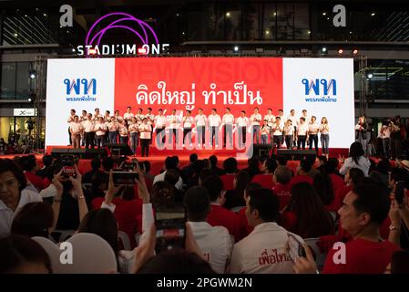 Bangkok, Thaïlande. 24th mars 2023. Le parti Pheu Thai, avec des membres clés, campagne et a dévoilé les candidats du parti Pheu Thai dans la circonscription de Bangkok au stade One, Bantadthong Road, district de Pathum WAN, Bangkok, Thaïlande, Sur 24 mars 2022. (Photo de Teera Noisakran/Pacific Press) Credit: Pacific Press Media production Corp./Alay Live News Banque D'Images