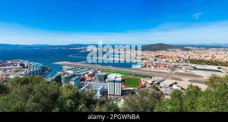 Vue panoramique sur Gibraltar - un territoire britannique d'outre-mer, et la ville espagnole de la Líinea de la Concepcion sur la baie de Gibraltar Banque D'Images