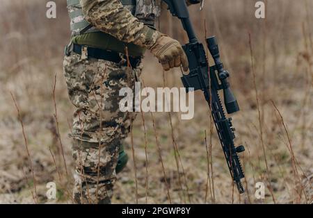 Une mitrailleuse entre les mains d'un soldat. Banque D'Images