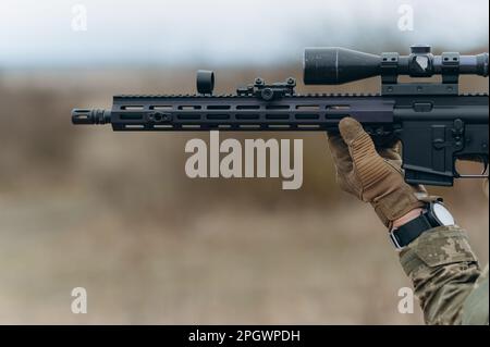 Une mitrailleuse entre les mains d'un soldat. Banque D'Images