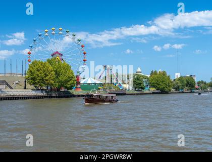 Tigre, Argentine - 7 février 2023 : grande roue dans le parc de la Costa et parc à thème Banque D'Images