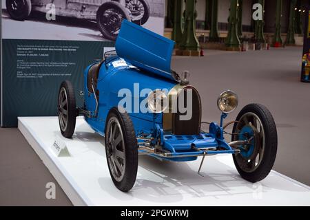 Paris, France - 4 février 2020 : vente de Bonhams 2020 au Grand Palais de Paris. Focus sur un Bugatti bleu 1925 Type 39 Grand prix Racing à deux places. Banque D'Images