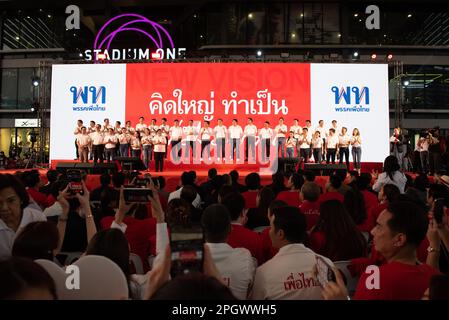 Bangkok, Thaïlande. 24th mars 2023. Le parti Pheu Thai, avec des membres clés, campagne et a dévoilé les candidats du parti Pheu Thai dans la circonscription de Bangkok au stade One, Bantadthong Road, district de Pathum WAN, Bangkok, Thaïlande, Sur 24 mars 2022. (Credit image: © Teera Noisakran/Pacific Press via ZUMA Press Wire) USAGE ÉDITORIAL SEULEMENT! Non destiné À un usage commercial ! Banque D'Images